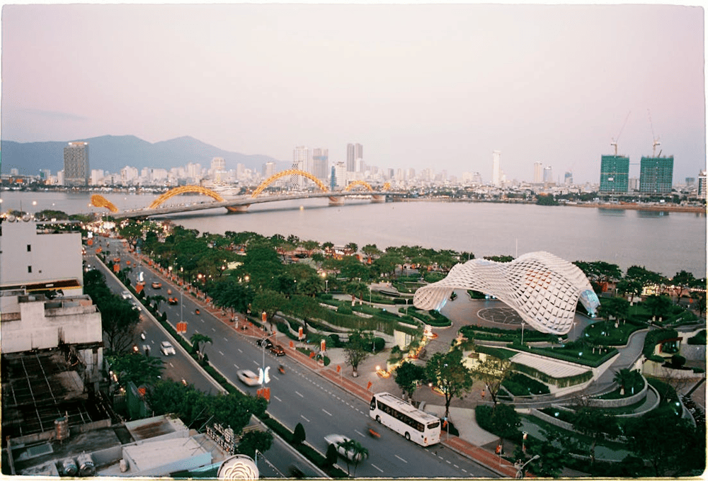 Capture the moment of the Dragon Bridge's fire-breathing show from a drone (Source: Pexels)